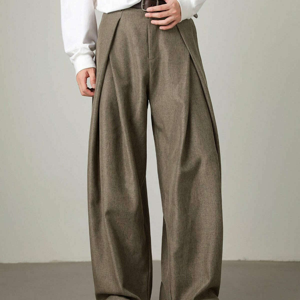 Women’s Wide-Leg Pleated Trousers Brown