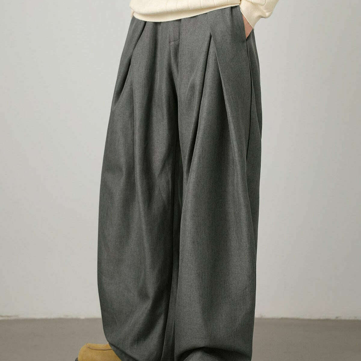 Women’s Wide-Leg Pleated Trousers Gray