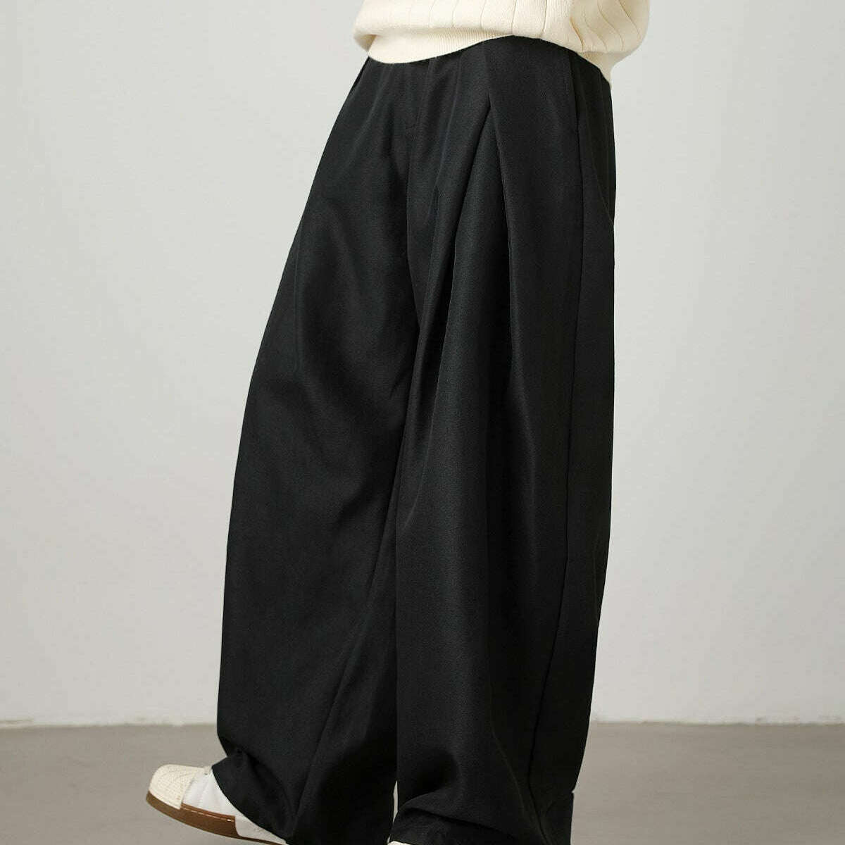 Women’s Wide-Leg Pleated Trousers