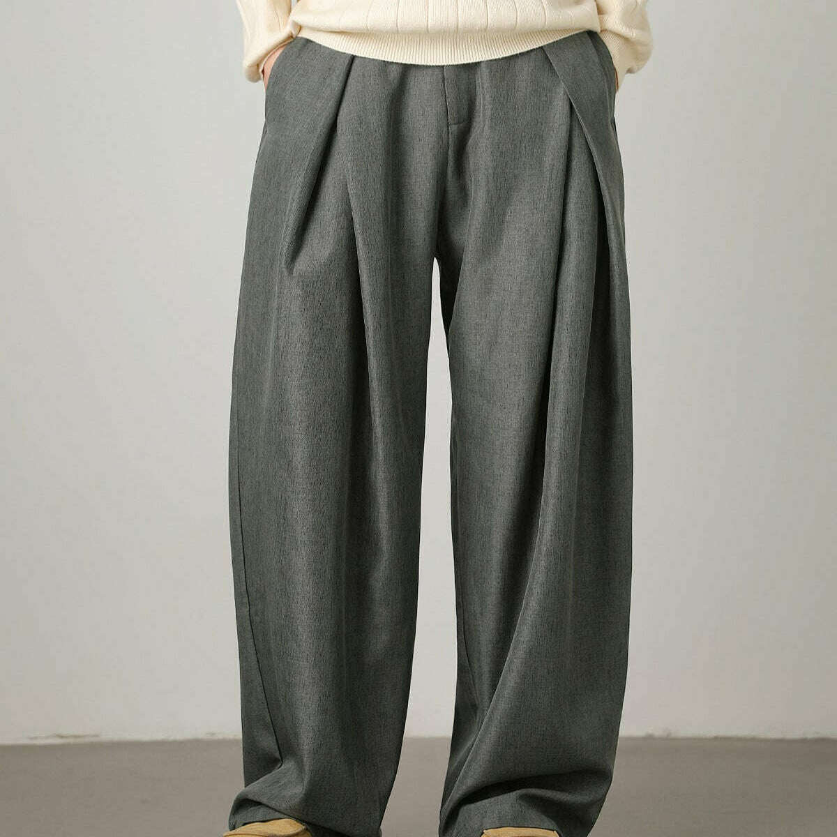 Women’s Wide-Leg Pleated Trousers